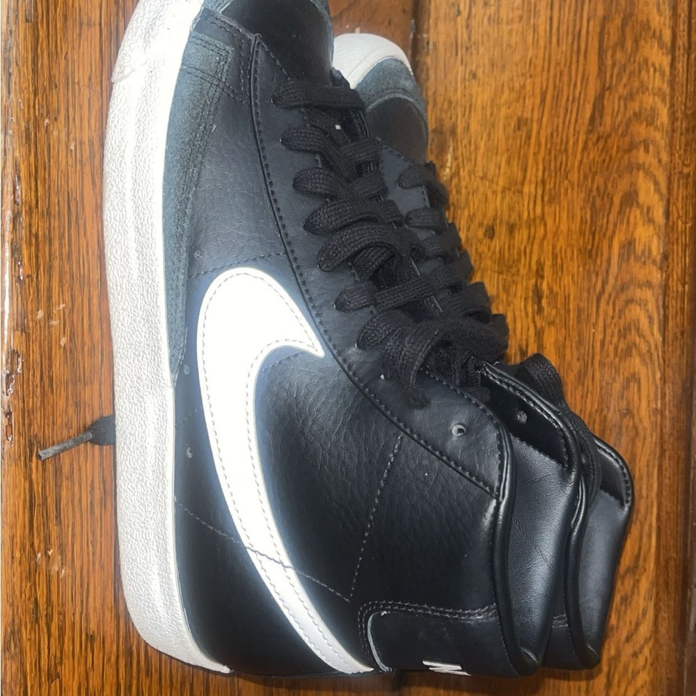 Nike Black and White Leather Sneakers - Picture 3 of 4
